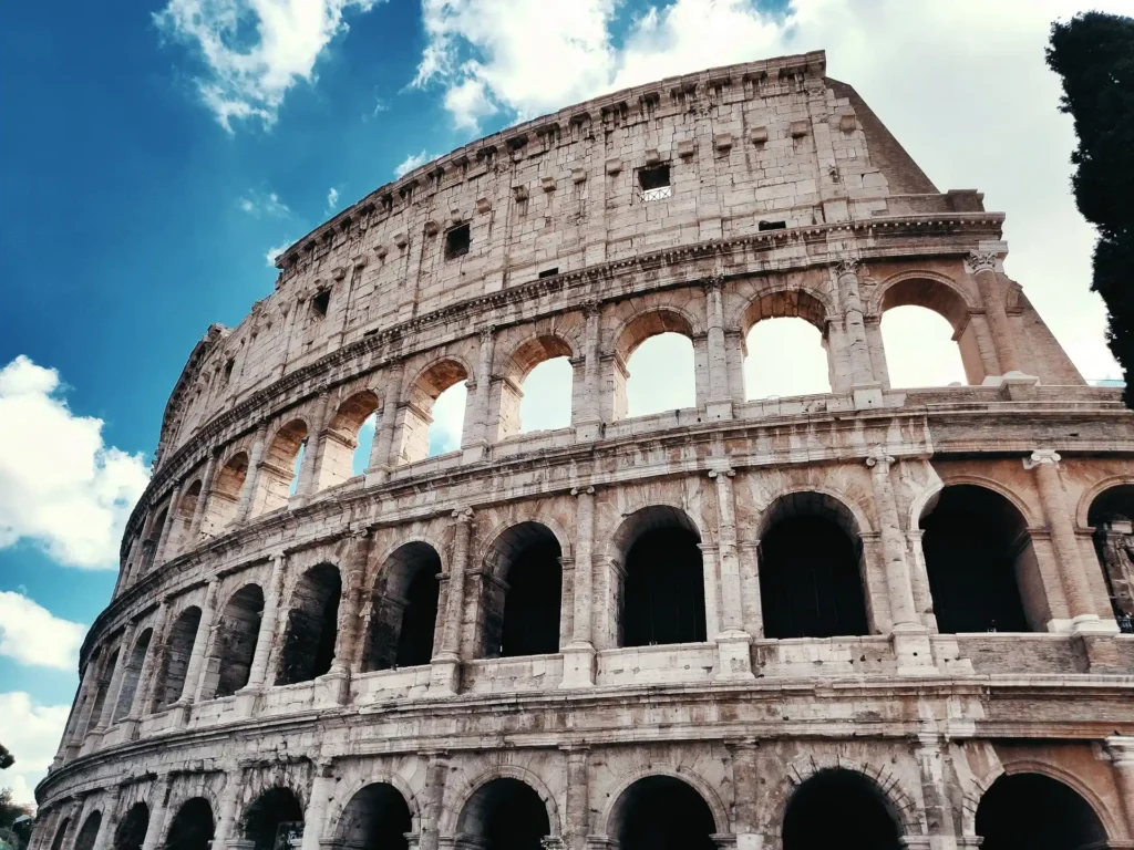 Vista di una parte della facciata esterna del Colosseo a Roma