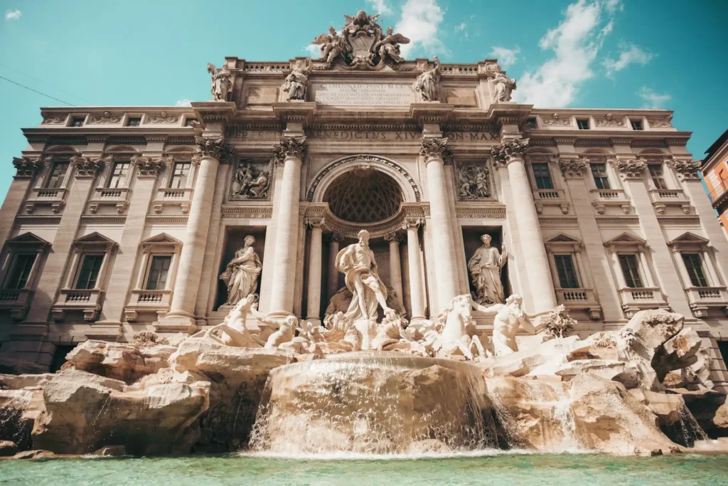 Vista frontale della Fontana di Trevi a Roma